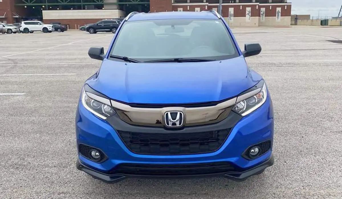 Front view of a 2022 Honda hr v in a parking lot