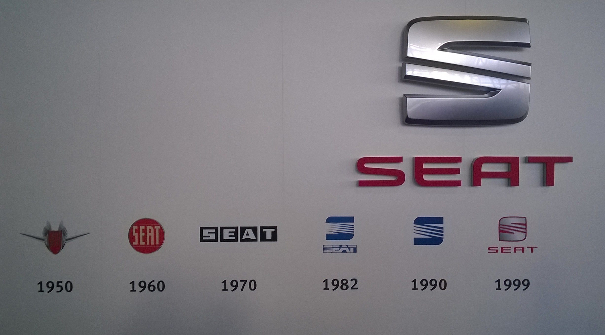 File:Evolucion del logo SEAT Clasissauto 2015 (6).jpg - Wikimedia Commons