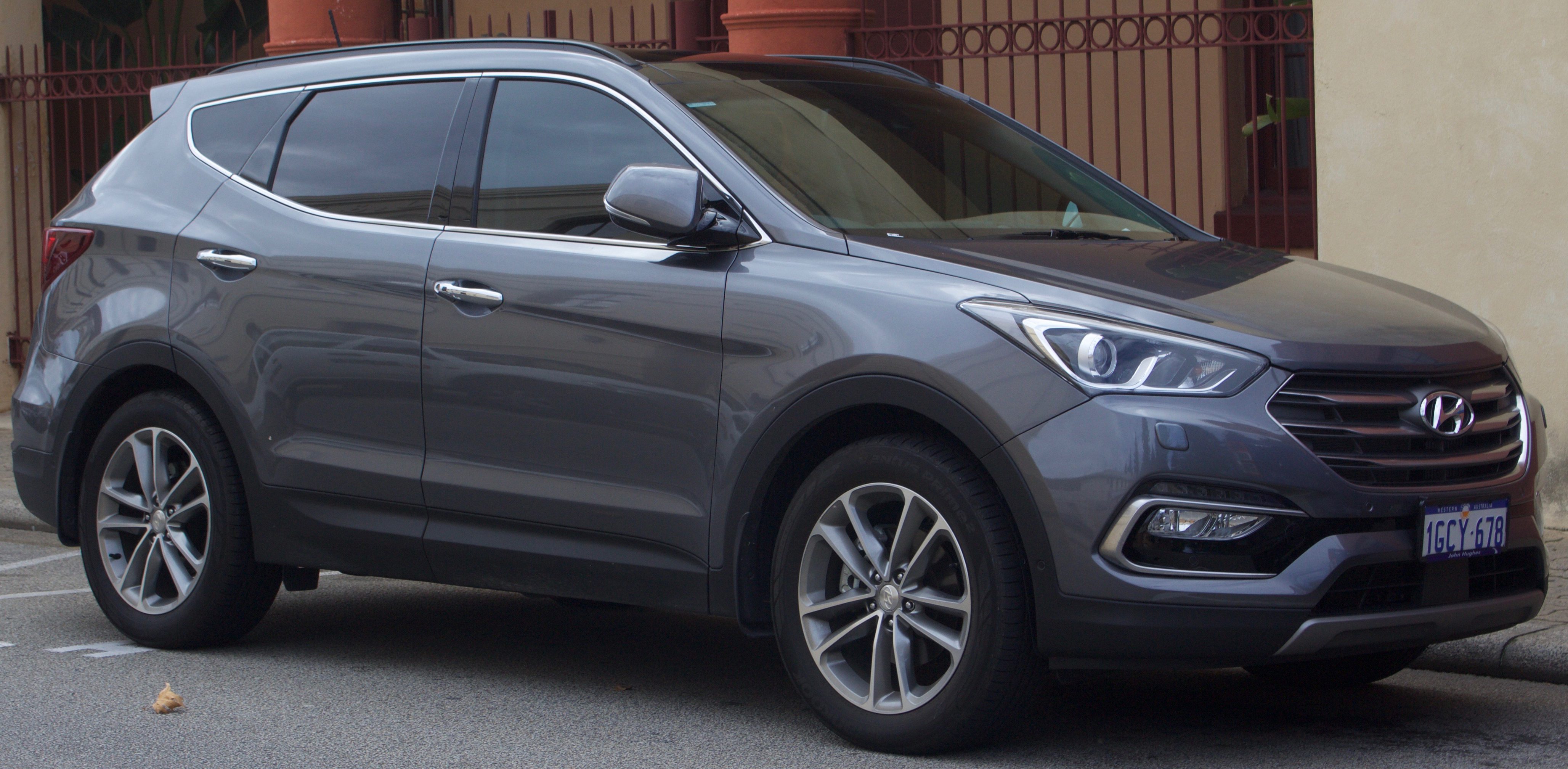 File:2016 Hyundai Santa Fe (DM3 Series II MY17) Highlander CRDi 4WD wagon  (2017-07-15) 01.jpg - Wikimedia Commons